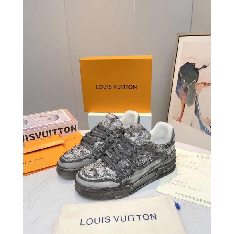 l**is V*t*n sneakers